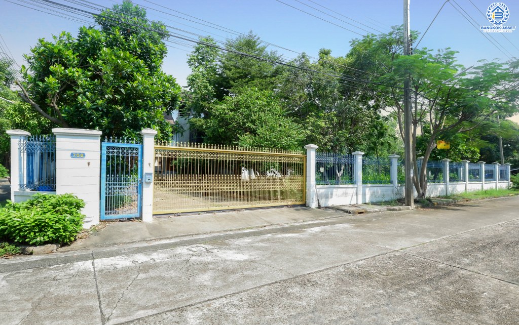 บ้านเดี่ยวที่ดินใหญ่ 256 ตร.ว. บนทำเลบรมราชชนนี-สาย3 โครงการ กฤษดานคร18 เดินทางสะดวก เชื่อมต่อหลายเส้นทาง ใกล้ม.มหิดล และทางด่วน พร้อมฟังก์ชั่นรองรับครอบครัวใหญ่ 4 ห้องนอน 4 ห้องน้ำ 6 ที่จอดรถ บรรยากาศเป็นส่วนตัว ราคาพิเศษสุด!