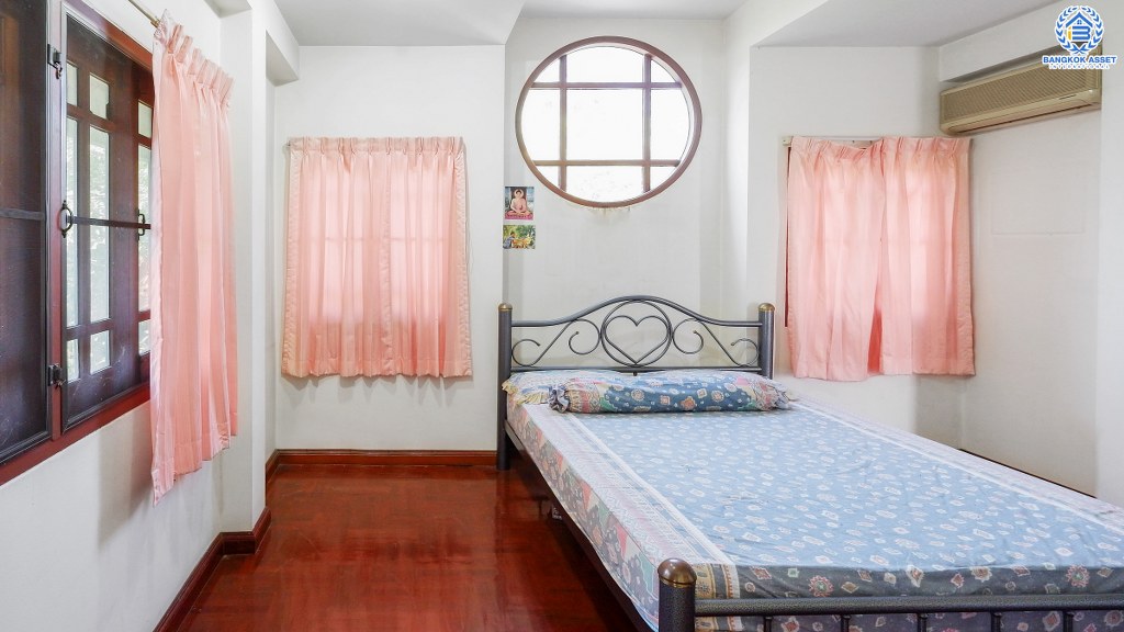 บ้านเดี่ยวที่ดินใหญ่ 256 ตร.ว. บนทำเลบรมราชชนนี-สาย3 โครงการ กฤษดานคร18 เดินทางสะดวก เชื่อมต่อหลายเส้นทาง ใกล้ม.มหิดล และทางด่วน พร้อมฟังก์ชั่นรองรับครอบครัวใหญ่ 4 ห้องนอน 4 ห้องน้ำ 6 ที่จอดรถ บรรยากาศเป็นส่วนตัว ราคาพิเศษสุด!