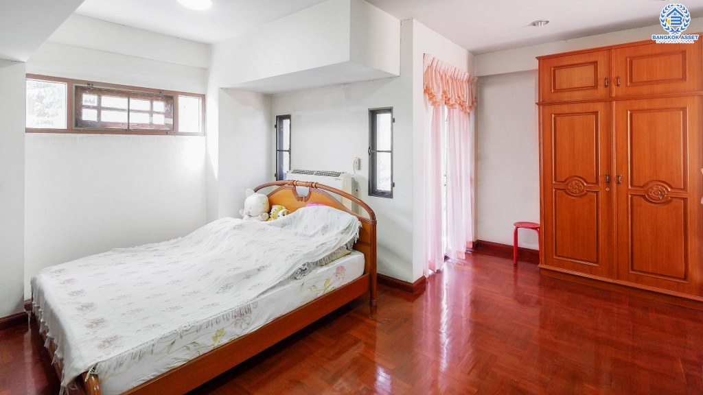 บ้านเดี่ยวที่ดินใหญ่ 256 ตร.ว. บนทำเลบรมราชชนนี-สาย3 โครงการ กฤษดานคร18 เดินทางสะดวก เชื่อมต่อหลายเส้นทาง ใกล้ม.มหิดล และทางด่วน พร้อมฟังก์ชั่นรองรับครอบครัวใหญ่ 4 ห้องนอน 4 ห้องน้ำ 6 ที่จอดรถ บรรยากาศเป็นส่วนตัว ราคาพิเศษสุด!