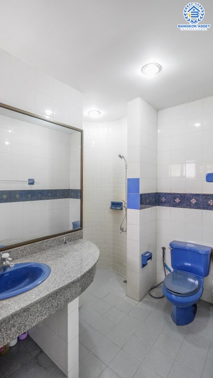 บ้านเดี่ยวที่ดินใหญ่ 256 ตร.ว. บนทำเลบรมราชชนนี-สาย3 โครงการ กฤษดานคร18 เดินทางสะดวก เชื่อมต่อหลายเส้นทาง ใกล้ม.มหิดล และทางด่วน พร้อมฟังก์ชั่นรองรับครอบครัวใหญ่ 4 ห้องนอน 4 ห้องน้ำ 6 ที่จอดรถ บรรยากาศเป็นส่วนตัว ราคาพิเศษสุด!