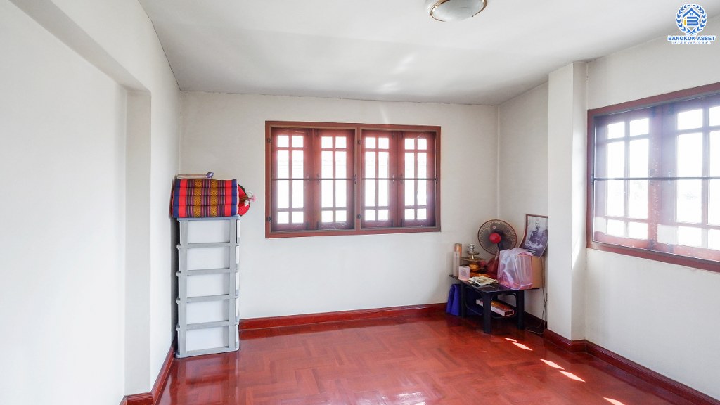 บ้านเดี่ยวที่ดินใหญ่ 256 ตร.ว. บนทำเลบรมราชชนนี-สาย3 โครงการ กฤษดานคร18 เดินทางสะดวก เชื่อมต่อหลายเส้นทาง ใกล้ม.มหิดล และทางด่วน พร้อมฟังก์ชั่นรองรับครอบครัวใหญ่ 4 ห้องนอน 4 ห้องน้ำ 6 ที่จอดรถ บรรยากาศเป็นส่วนตัว ราคาพิเศษสุด!