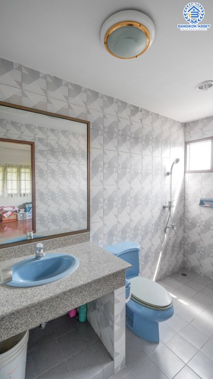 บ้านเดี่ยวที่ดินใหญ่ 256 ตร.ว. บนทำเลบรมราชชนนี-สาย3 โครงการ กฤษดานคร18 เดินทางสะดวก เชื่อมต่อหลายเส้นทาง ใกล้ม.มหิดล และทางด่วน พร้อมฟังก์ชั่นรองรับครอบครัวใหญ่ 4 ห้องนอน 4 ห้องน้ำ 6 ที่จอดรถ บรรยากาศเป็นส่วนตัว ราคาพิเศษสุด!