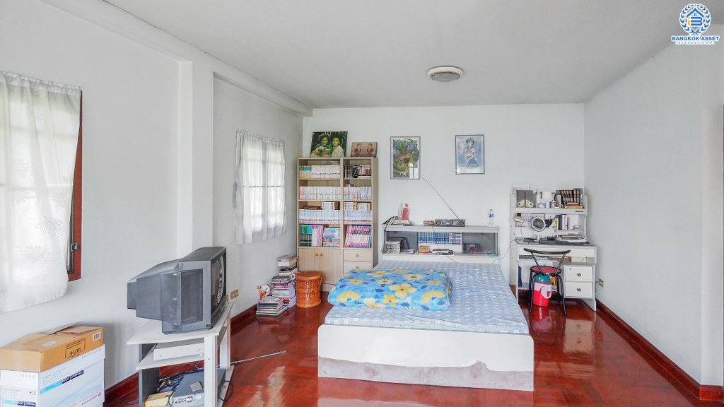 บ้านเดี่ยวที่ดินใหญ่ 256 ตร.ว. บนทำเลบรมราชชนนี-สาย3 โครงการ กฤษดานคร18 เดินทางสะดวก เชื่อมต่อหลายเส้นทาง ใกล้ม.มหิดล และทางด่วน พร้อมฟังก์ชั่นรองรับครอบครัวใหญ่ 4 ห้องนอน 4 ห้องน้ำ 6 ที่จอดรถ บรรยากาศเป็นส่วนตัว ราคาพิเศษสุด!