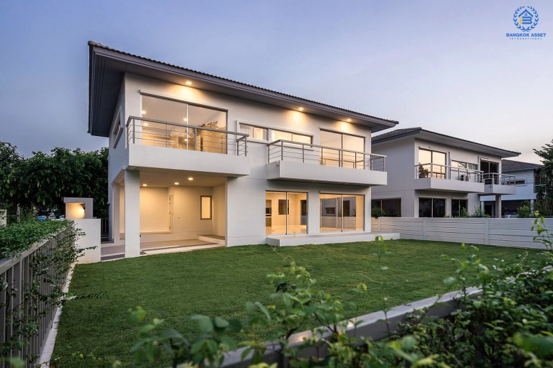 บ้านมือสองตกแต่งใหม่ ที่ดินใหญ่ 96 ตร.ว. โครงการ โนเบิล จีโอ นครอินทร์-พระราม5 ตอบโจทย์คนรักชีวิตอิสระ ด้วยดีไซน์สุดโดดเด่น ฟังก์ชั่น 3 ห้องนอน 5 ห้องน้ำ 1 ห้องแม่บ้าน 2 ที่จอดรถ พร้อมสวนสวย บนทำเลศักยภาพ หน้าโครงการติดถ.นครอินทร์ ใกล้วงเวียนพระราม5 เชื่อมต่อปิ่นเกล้า-สาทรได้อย่างรวดเร็ว