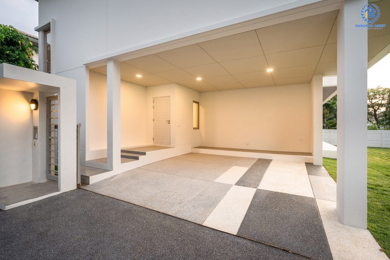 บ้านมือสองตกแต่งใหม่ ที่ดินใหญ่ 96 ตร.ว. โครงการ โนเบิล จีโอ นครอินทร์-พระราม5 ตอบโจทย์คนรักชีวิตอิสระ ด้วยดีไซน์สุดโดดเด่น ฟังก์ชั่น 3 ห้องนอน 5 ห้องน้ำ 1 ห้องแม่บ้าน 2 ที่จอดรถ พร้อมสวนสวย บนทำเลศักยภาพ หน้าโครงการติดถ.นครอินทร์ ใกล้วงเวียนพระราม5 เชื่อมต่อปิ่นเกล้า-สาทรได้อย่างรวดเร็ว