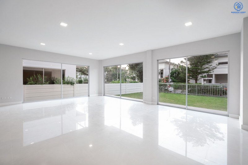 บ้านมือสองตกแต่งใหม่ ที่ดินใหญ่ 96 ตร.ว. โครงการ โนเบิล จีโอ นครอินทร์-พระราม5 ตอบโจทย์คนรักชีวิตอิสระ ด้วยดีไซน์สุดโดดเด่น ฟังก์ชั่น 3 ห้องนอน 5 ห้องน้ำ 1 ห้องแม่บ้าน 2 ที่จอดรถ พร้อมสวนสวย บนทำเลศักยภาพ หน้าโครงการติดถ.นครอินทร์ ใกล้วงเวียนพระราม5 เชื่อมต่อปิ่นเกล้า-สาทรได้อย่างรวดเร็ว