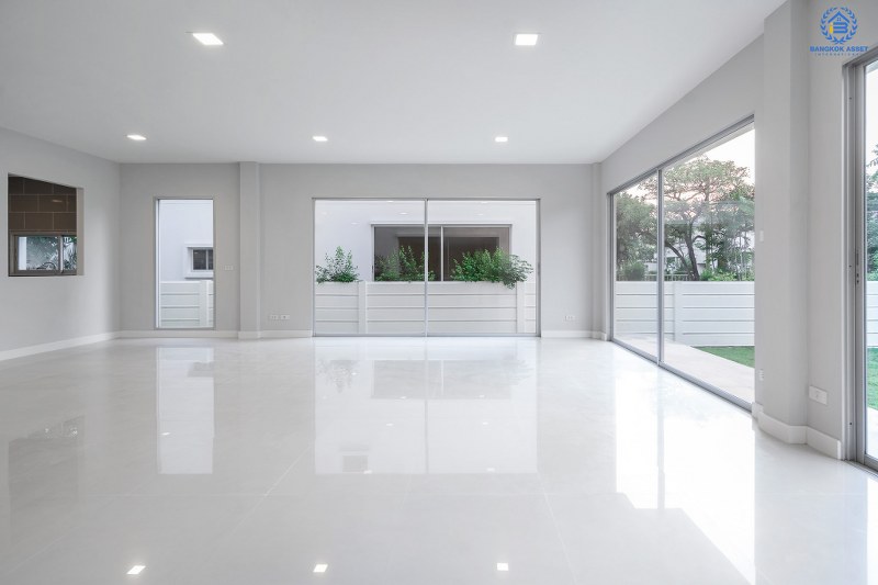 บ้านมือสองตกแต่งใหม่ ที่ดินใหญ่ 96 ตร.ว. โครงการ โนเบิล จีโอ นครอินทร์-พระราม5 ตอบโจทย์คนรักชีวิตอิสระ ด้วยดีไซน์สุดโดดเด่น ฟังก์ชั่น 3 ห้องนอน 5 ห้องน้ำ 1 ห้องแม่บ้าน 2 ที่จอดรถ พร้อมสวนสวย บนทำเลศักยภาพ หน้าโครงการติดถ.นครอินทร์ ใกล้วงเวียนพระราม5 เชื่อมต่อปิ่นเกล้า-สาทรได้อย่างรวดเร็ว