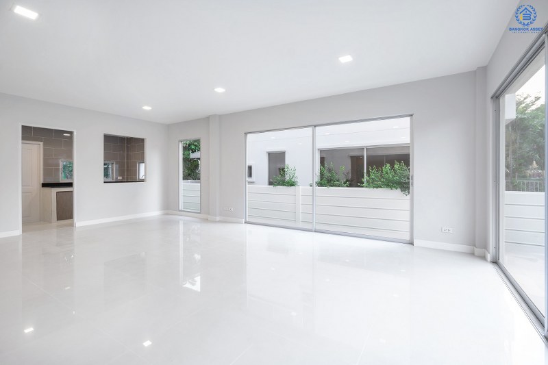 บ้านมือสองตกแต่งใหม่ ที่ดินใหญ่ 96 ตร.ว. โครงการ โนเบิล จีโอ นครอินทร์-พระราม5 ตอบโจทย์คนรักชีวิตอิสระ ด้วยดีไซน์สุดโดดเด่น ฟังก์ชั่น 3 ห้องนอน 5 ห้องน้ำ 1 ห้องแม่บ้าน 2 ที่จอดรถ พร้อมสวนสวย บนทำเลศักยภาพ หน้าโครงการติดถ.นครอินทร์ ใกล้วงเวียนพระราม5 เชื่อมต่อปิ่นเกล้า-สาทรได้อย่างรวดเร็ว