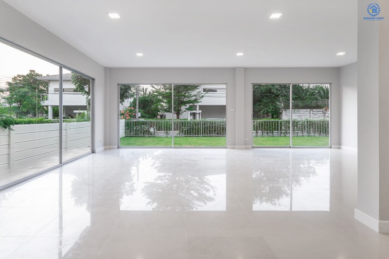 บ้านมือสองตกแต่งใหม่ ที่ดินใหญ่ 96 ตร.ว. โครงการ โนเบิล จีโอ นครอินทร์-พระราม5 ตอบโจทย์คนรักชีวิตอิสระ ด้วยดีไซน์สุดโดดเด่น ฟังก์ชั่น 3 ห้องนอน 5 ห้องน้ำ 1 ห้องแม่บ้าน 2 ที่จอดรถ พร้อมสวนสวย บนทำเลศักยภาพ หน้าโครงการติดถ.นครอินทร์ ใกล้วงเวียนพระราม5 เชื่อมต่อปิ่นเกล้า-สาทรได้อย่างรวดเร็ว