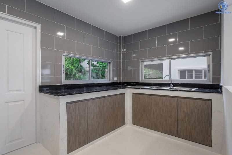 บ้านมือสองตกแต่งใหม่ ที่ดินใหญ่ 96 ตร.ว. โครงการ โนเบิล จีโอ นครอินทร์-พระราม5 ตอบโจทย์คนรักชีวิตอิสระ ด้วยดีไซน์สุดโดดเด่น ฟังก์ชั่น 3 ห้องนอน 5 ห้องน้ำ 1 ห้องแม่บ้าน 2 ที่จอดรถ พร้อมสวนสวย บนทำเลศักยภาพ หน้าโครงการติดถ.นครอินทร์ ใกล้วงเวียนพระราม5 เชื่อมต่อปิ่นเกล้า-สาทรได้อย่างรวดเร็ว