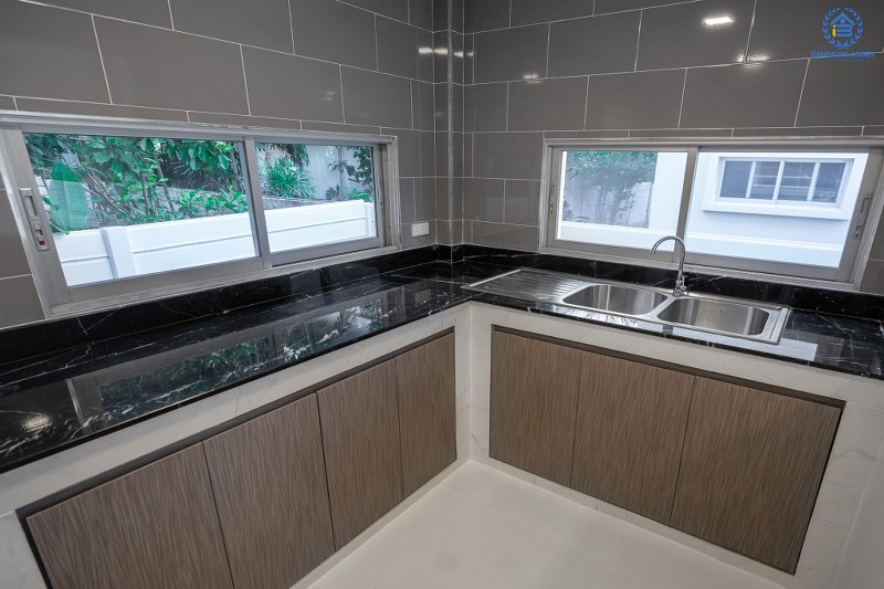 บ้านมือสองตกแต่งใหม่ ที่ดินใหญ่ 96 ตร.ว. โครงการ โนเบิล จีโอ นครอินทร์-พระราม5 ตอบโจทย์คนรักชีวิตอิสระ ด้วยดีไซน์สุดโดดเด่น ฟังก์ชั่น 3 ห้องนอน 5 ห้องน้ำ 1 ห้องแม่บ้าน 2 ที่จอดรถ พร้อมสวนสวย บนทำเลศักยภาพ หน้าโครงการติดถ.นครอินทร์ ใกล้วงเวียนพระราม5 เชื่อมต่อปิ่นเกล้า-สาทรได้อย่างรวดเร็ว