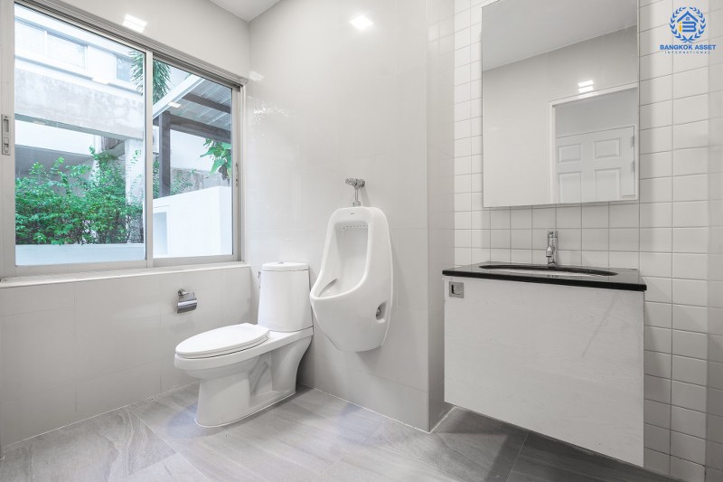 บ้านมือสองตกแต่งใหม่ ที่ดินใหญ่ 96 ตร.ว. โครงการ โนเบิล จีโอ นครอินทร์-พระราม5 ตอบโจทย์คนรักชีวิตอิสระ ด้วยดีไซน์สุดโดดเด่น ฟังก์ชั่น 3 ห้องนอน 5 ห้องน้ำ 1 ห้องแม่บ้าน 2 ที่จอดรถ พร้อมสวนสวย บนทำเลศักยภาพ หน้าโครงการติดถ.นครอินทร์ ใกล้วงเวียนพระราม5 เชื่อมต่อปิ่นเกล้า-สาทรได้อย่างรวดเร็ว