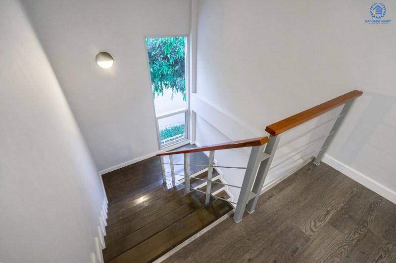 บ้านมือสองตกแต่งใหม่ ที่ดินใหญ่ 96 ตร.ว. โครงการ โนเบิล จีโอ นครอินทร์-พระราม5 ตอบโจทย์คนรักชีวิตอิสระ ด้วยดีไซน์สุดโดดเด่น ฟังก์ชั่น 3 ห้องนอน 5 ห้องน้ำ 1 ห้องแม่บ้าน 2 ที่จอดรถ พร้อมสวนสวย บนทำเลศักยภาพ หน้าโครงการติดถ.นครอินทร์ ใกล้วงเวียนพระราม5 เชื่อมต่อปิ่นเกล้า-สาทรได้อย่างรวดเร็ว