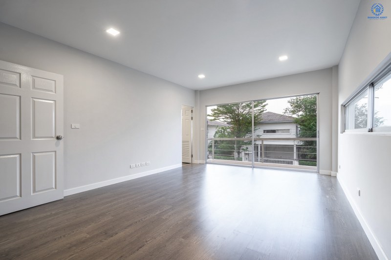 บ้านมือสองตกแต่งใหม่ ที่ดินใหญ่ 96 ตร.ว. โครงการ โนเบิล จีโอ นครอินทร์-พระราม5 ตอบโจทย์คนรักชีวิตอิสระ ด้วยดีไซน์สุดโดดเด่น ฟังก์ชั่น 3 ห้องนอน 5 ห้องน้ำ 1 ห้องแม่บ้าน 2 ที่จอดรถ พร้อมสวนสวย บนทำเลศักยภาพ หน้าโครงการติดถ.นครอินทร์ ใกล้วงเวียนพระราม5 เชื่อมต่อปิ่นเกล้า-สาทรได้อย่างรวดเร็ว