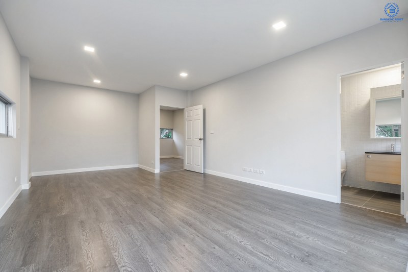 บ้านมือสองตกแต่งใหม่ ที่ดินใหญ่ 96 ตร.ว. โครงการ โนเบิล จีโอ นครอินทร์-พระราม5 ตอบโจทย์คนรักชีวิตอิสระ ด้วยดีไซน์สุดโดดเด่น ฟังก์ชั่น 3 ห้องนอน 5 ห้องน้ำ 1 ห้องแม่บ้าน 2 ที่จอดรถ พร้อมสวนสวย บนทำเลศักยภาพ หน้าโครงการติดถ.นครอินทร์ ใกล้วงเวียนพระราม5 เชื่อมต่อปิ่นเกล้า-สาทรได้อย่างรวดเร็ว