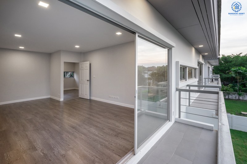 บ้านมือสองตกแต่งใหม่ ที่ดินใหญ่ 96 ตร.ว. โครงการ โนเบิล จีโอ นครอินทร์-พระราม5 ตอบโจทย์คนรักชีวิตอิสระ ด้วยดีไซน์สุดโดดเด่น ฟังก์ชั่น 3 ห้องนอน 5 ห้องน้ำ 1 ห้องแม่บ้าน 2 ที่จอดรถ พร้อมสวนสวย บนทำเลศักยภาพ หน้าโครงการติดถ.นครอินทร์ ใกล้วงเวียนพระราม5 เชื่อมต่อปิ่นเกล้า-สาทรได้อย่างรวดเร็ว