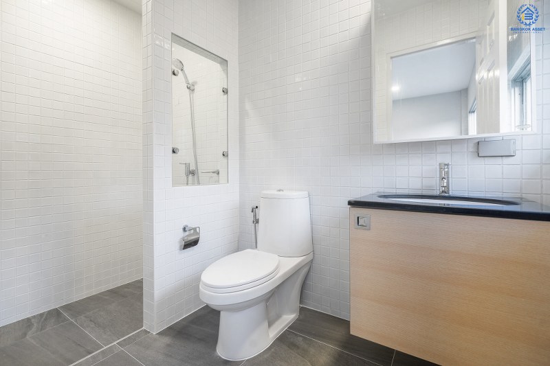 บ้านมือสองตกแต่งใหม่ ที่ดินใหญ่ 96 ตร.ว. โครงการ โนเบิล จีโอ นครอินทร์-พระราม5 ตอบโจทย์คนรักชีวิตอิสระ ด้วยดีไซน์สุดโดดเด่น ฟังก์ชั่น 3 ห้องนอน 5 ห้องน้ำ 1 ห้องแม่บ้าน 2 ที่จอดรถ พร้อมสวนสวย บนทำเลศักยภาพ หน้าโครงการติดถ.นครอินทร์ ใกล้วงเวียนพระราม5 เชื่อมต่อปิ่นเกล้า-สาทรได้อย่างรวดเร็ว