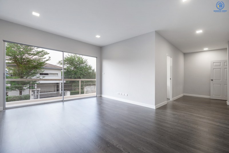 บ้านมือสองตกแต่งใหม่ ที่ดินใหญ่ 96 ตร.ว. โครงการ โนเบิล จีโอ นครอินทร์-พระราม5 ตอบโจทย์คนรักชีวิตอิสระ ด้วยดีไซน์สุดโดดเด่น ฟังก์ชั่น 3 ห้องนอน 5 ห้องน้ำ 1 ห้องแม่บ้าน 2 ที่จอดรถ พร้อมสวนสวย บนทำเลศักยภาพ หน้าโครงการติดถ.นครอินทร์ ใกล้วงเวียนพระราม5 เชื่อมต่อปิ่นเกล้า-สาทรได้อย่างรวดเร็ว