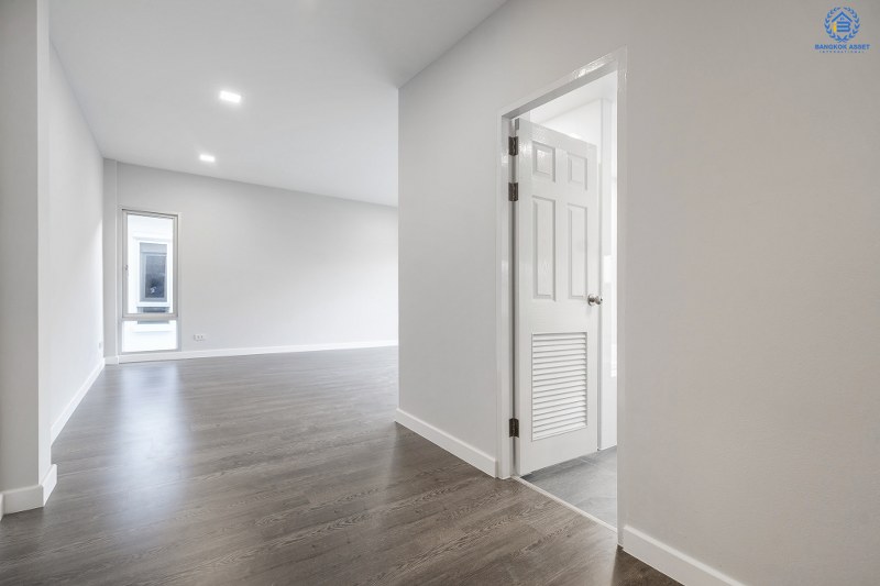 บ้านมือสองตกแต่งใหม่ ที่ดินใหญ่ 96 ตร.ว. โครงการ โนเบิล จีโอ นครอินทร์-พระราม5 ตอบโจทย์คนรักชีวิตอิสระ ด้วยดีไซน์สุดโดดเด่น ฟังก์ชั่น 3 ห้องนอน 5 ห้องน้ำ 1 ห้องแม่บ้าน 2 ที่จอดรถ พร้อมสวนสวย บนทำเลศักยภาพ หน้าโครงการติดถ.นครอินทร์ ใกล้วงเวียนพระราม5 เชื่อมต่อปิ่นเกล้า-สาทรได้อย่างรวดเร็ว