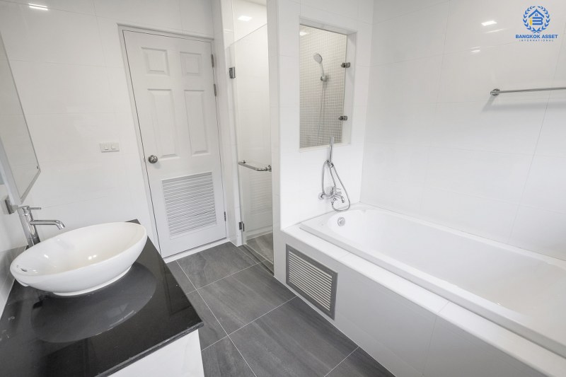 บ้านมือสองตกแต่งใหม่ ที่ดินใหญ่ 96 ตร.ว. โครงการ โนเบิล จีโอ นครอินทร์-พระราม5 ตอบโจทย์คนรักชีวิตอิสระ ด้วยดีไซน์สุดโดดเด่น ฟังก์ชั่น 3 ห้องนอน 5 ห้องน้ำ 1 ห้องแม่บ้าน 2 ที่จอดรถ พร้อมสวนสวย บนทำเลศักยภาพ หน้าโครงการติดถ.นครอินทร์ ใกล้วงเวียนพระราม5 เชื่อมต่อปิ่นเกล้า-สาทรได้อย่างรวดเร็ว