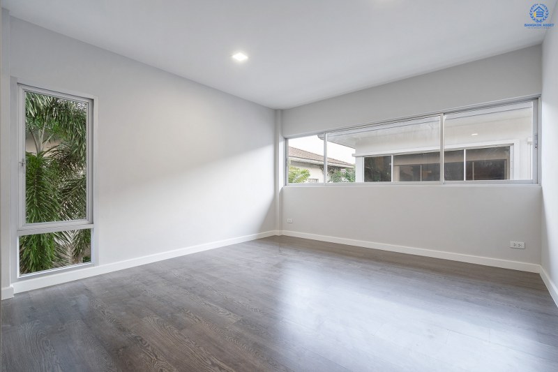 บ้านมือสองตกแต่งใหม่ ที่ดินใหญ่ 96 ตร.ว. โครงการ โนเบิล จีโอ นครอินทร์-พระราม5 ตอบโจทย์คนรักชีวิตอิสระ ด้วยดีไซน์สุดโดดเด่น ฟังก์ชั่น 3 ห้องนอน 5 ห้องน้ำ 1 ห้องแม่บ้าน 2 ที่จอดรถ พร้อมสวนสวย บนทำเลศักยภาพ หน้าโครงการติดถ.นครอินทร์ ใกล้วงเวียนพระราม5 เชื่อมต่อปิ่นเกล้า-สาทรได้อย่างรวดเร็ว