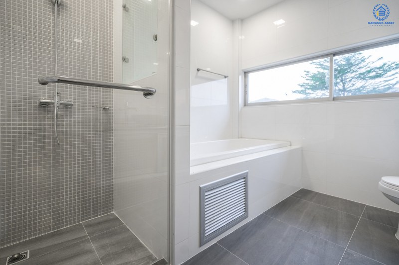 บ้านมือสองตกแต่งใหม่ ที่ดินใหญ่ 96 ตร.ว. โครงการ โนเบิล จีโอ นครอินทร์-พระราม5 ตอบโจทย์คนรักชีวิตอิสระ ด้วยดีไซน์สุดโดดเด่น ฟังก์ชั่น 3 ห้องนอน 5 ห้องน้ำ 1 ห้องแม่บ้าน 2 ที่จอดรถ พร้อมสวนสวย บนทำเลศักยภาพ หน้าโครงการติดถ.นครอินทร์ ใกล้วงเวียนพระราม5 เชื่อมต่อปิ่นเกล้า-สาทรได้อย่างรวดเร็ว