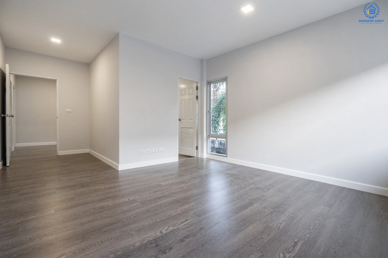 บ้านมือสองตกแต่งใหม่ ที่ดินใหญ่ 96 ตร.ว. โครงการ โนเบิล จีโอ นครอินทร์-พระราม5 ตอบโจทย์คนรักชีวิตอิสระ ด้วยดีไซน์สุดโดดเด่น ฟังก์ชั่น 3 ห้องนอน 5 ห้องน้ำ 1 ห้องแม่บ้าน 2 ที่จอดรถ พร้อมสวนสวย บนทำเลศักยภาพ หน้าโครงการติดถ.นครอินทร์ ใกล้วงเวียนพระราม5 เชื่อมต่อปิ่นเกล้า-สาทรได้อย่างรวดเร็ว