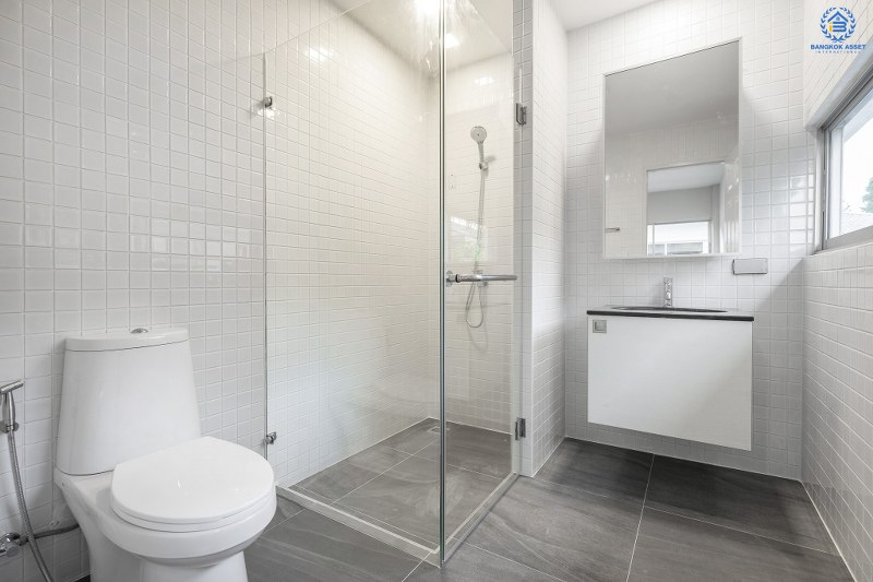 บ้านมือสองตกแต่งใหม่ ที่ดินใหญ่ 96 ตร.ว. โครงการ โนเบิล จีโอ นครอินทร์-พระราม5 ตอบโจทย์คนรักชีวิตอิสระ ด้วยดีไซน์สุดโดดเด่น ฟังก์ชั่น 3 ห้องนอน 5 ห้องน้ำ 1 ห้องแม่บ้าน 2 ที่จอดรถ พร้อมสวนสวย บนทำเลศักยภาพ หน้าโครงการติดถ.นครอินทร์ ใกล้วงเวียนพระราม5 เชื่อมต่อปิ่นเกล้า-สาทรได้อย่างรวดเร็ว