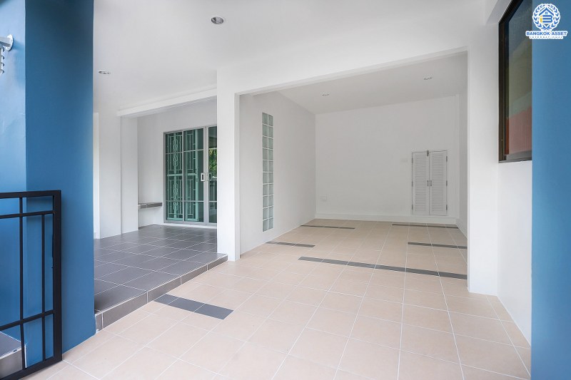 บ้านมือสองตกแต่งใหม่ ถนนเมน! โครงการ เดอะวิลล่า ราชพฤกษ์-ท่าอิฐ (Property Perfect) บ้านพร้อมอยู่ เนื้อที่ 18 ตร.ว. ฟังก์ชั่นครบ 3 ห้องนอน 2 ห้องน้ำ รองรับทุกการอยู่อาศัย บนทำเลใกล้รถไฟฟ้า สถานีบางรักน้อยท่าอิฐ เชื่อมต่อทั้งถ.รัตนาธิเบศร์ และถ.ราชพฤกษ์