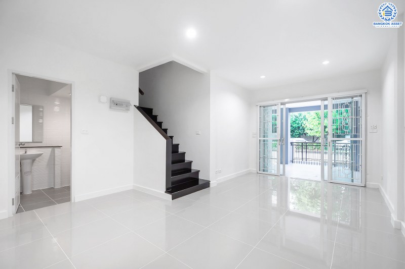 บ้านมือสองตกแต่งใหม่ ถนนเมน! โครงการ เดอะวิลล่า ราชพฤกษ์-ท่าอิฐ (Property Perfect) บ้านพร้อมอยู่ เนื้อที่ 18 ตร.ว. ฟังก์ชั่นครบ 3 ห้องนอน 2 ห้องน้ำ รองรับทุกการอยู่อาศัย บนทำเลใกล้รถไฟฟ้า สถานีบางรักน้อยท่าอิฐ เชื่อมต่อทั้งถ.รัตนาธิเบศร์ และถ.ราชพฤกษ์