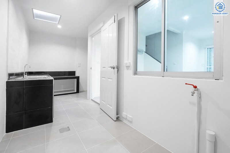 บ้านมือสองตกแต่งใหม่ ถนนเมน! โครงการ เดอะวิลล่า ราชพฤกษ์-ท่าอิฐ (Property Perfect) บ้านพร้อมอยู่ เนื้อที่ 18 ตร.ว. ฟังก์ชั่นครบ 3 ห้องนอน 2 ห้องน้ำ รองรับทุกการอยู่อาศัย บนทำเลใกล้รถไฟฟ้า สถานีบางรักน้อยท่าอิฐ เชื่อมต่อทั้งถ.รัตนาธิเบศร์ และถ.ราชพฤกษ์