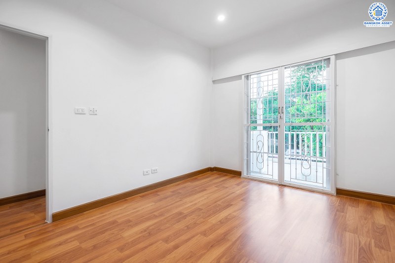 บ้านมือสองตกแต่งใหม่ ถนนเมน! โครงการ เดอะวิลล่า ราชพฤกษ์-ท่าอิฐ (Property Perfect) บ้านพร้อมอยู่ เนื้อที่ 18 ตร.ว. ฟังก์ชั่นครบ 3 ห้องนอน 2 ห้องน้ำ รองรับทุกการอยู่อาศัย บนทำเลใกล้รถไฟฟ้า สถานีบางรักน้อยท่าอิฐ เชื่อมต่อทั้งถ.รัตนาธิเบศร์ และถ.ราชพฤกษ์