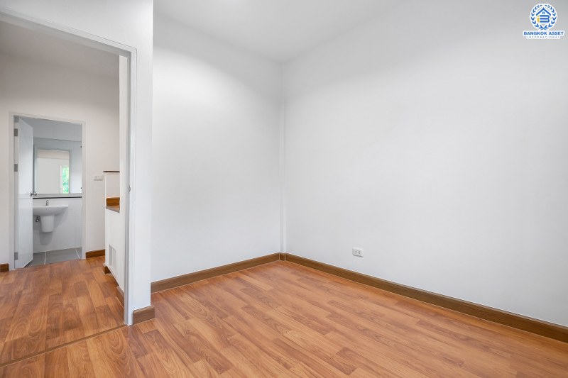 บ้านมือสองตกแต่งใหม่ ถนนเมน! โครงการ เดอะวิลล่า ราชพฤกษ์-ท่าอิฐ (Property Perfect) บ้านพร้อมอยู่ เนื้อที่ 18 ตร.ว. ฟังก์ชั่นครบ 3 ห้องนอน 2 ห้องน้ำ รองรับทุกการอยู่อาศัย บนทำเลใกล้รถไฟฟ้า สถานีบางรักน้อยท่าอิฐ เชื่อมต่อทั้งถ.รัตนาธิเบศร์ และถ.ราชพฤกษ์