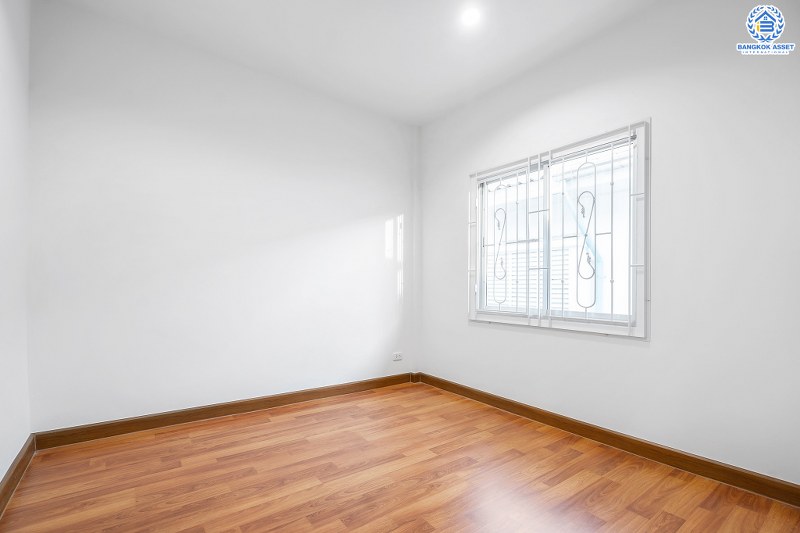 บ้านมือสองตกแต่งใหม่ ถนนเมน! โครงการ เดอะวิลล่า ราชพฤกษ์-ท่าอิฐ (Property Perfect) บ้านพร้อมอยู่ เนื้อที่ 18 ตร.ว. ฟังก์ชั่นครบ 3 ห้องนอน 2 ห้องน้ำ รองรับทุกการอยู่อาศัย บนทำเลใกล้รถไฟฟ้า สถานีบางรักน้อยท่าอิฐ เชื่อมต่อทั้งถ.รัตนาธิเบศร์ และถ.ราชพฤกษ์