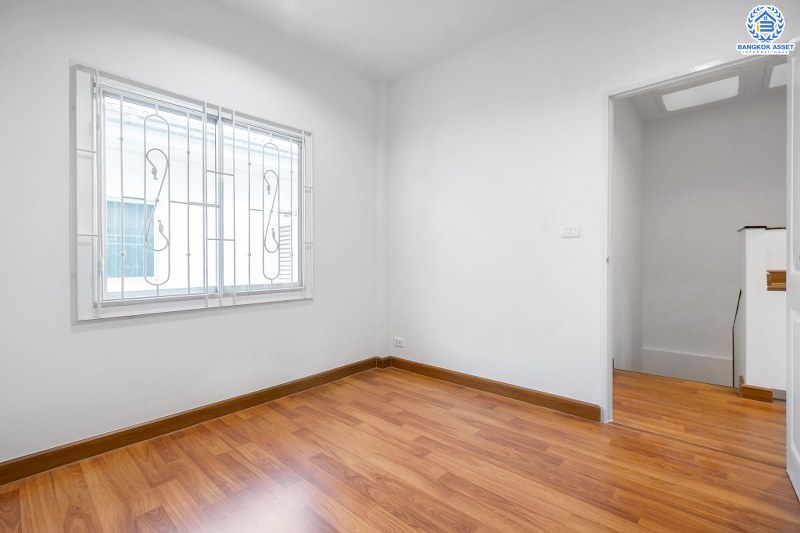 บ้านมือสองตกแต่งใหม่ ถนนเมน! โครงการ เดอะวิลล่า ราชพฤกษ์-ท่าอิฐ (Property Perfect) บ้านพร้อมอยู่ เนื้อที่ 18 ตร.ว. ฟังก์ชั่นครบ 3 ห้องนอน 2 ห้องน้ำ รองรับทุกการอยู่อาศัย บนทำเลใกล้รถไฟฟ้า สถานีบางรักน้อยท่าอิฐ เชื่อมต่อทั้งถ.รัตนาธิเบศร์ และถ.ราชพฤกษ์