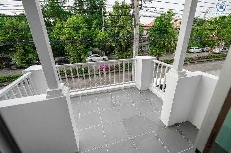 บ้านมือสองตกแต่งใหม่ ถนนเมน! โครงการ เดอะวิลล่า ราชพฤกษ์-ท่าอิฐ (Property Perfect) บ้านพร้อมอยู่ เนื้อที่ 18 ตร.ว. ฟังก์ชั่นครบ 3 ห้องนอน 2 ห้องน้ำ รองรับทุกการอยู่อาศัย บนทำเลใกล้รถไฟฟ้า สถานีบางรักน้อยท่าอิฐ เชื่อมต่อทั้งถ.รัตนาธิเบศร์ และถ.ราชพฤกษ์