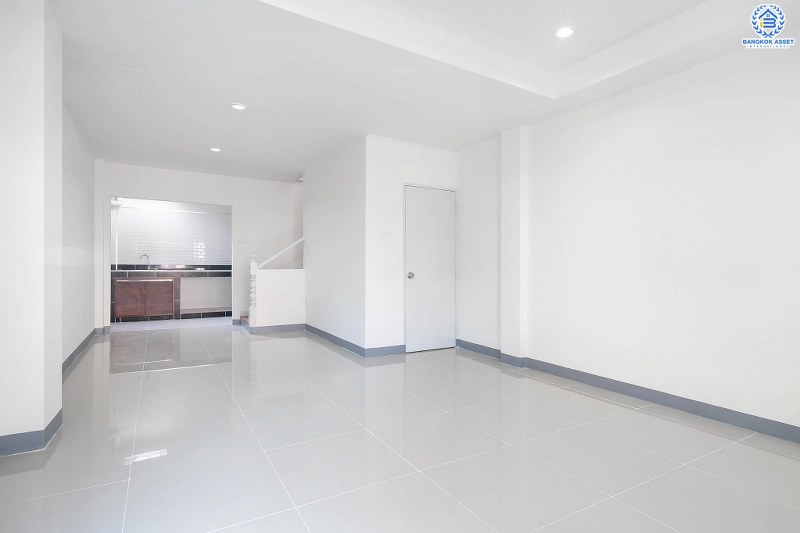 บ้านมือสองตกแต่งใหม่ ห้องมุม! ม.พิมานนิเวศน์ ติวานนท์-สามัคคี พร้อมอยู่ เนื้อที่ 16 ตร.ว. ฟังก์ชั่น 2 ห้องนอนใหญ่ 2 ห้องน้ำ ครบครันทั้งครัวเคาน์เตอร์ และที่จอดรถ บนทำเลโซนเมือง เชื่อมต่อหลายเส้นทาง รองรับทุกไลฟ์สไตล์ ใกล้ทางด่วนงามวงศ์วาน และสถานที่ราชการหลายแห่ง ราคาสุดคุ้ม!...