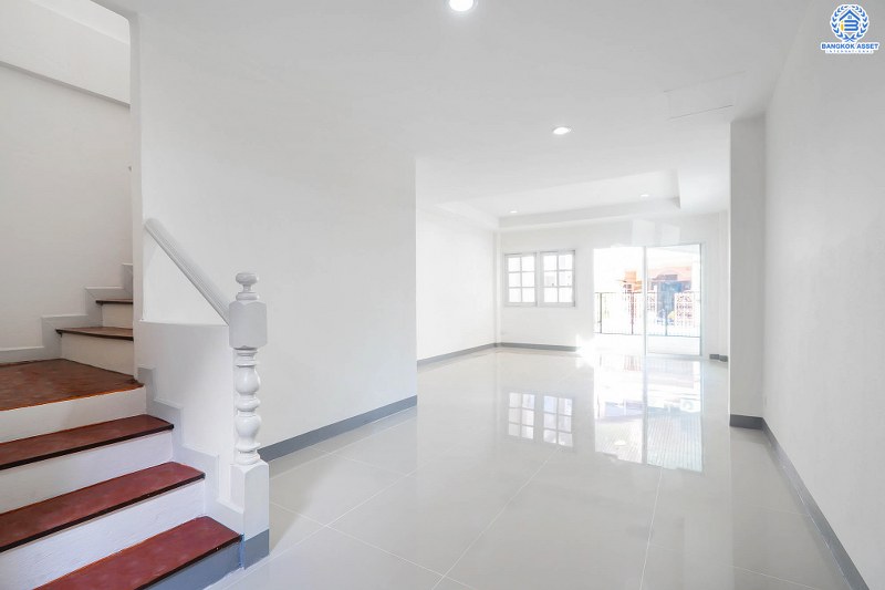 บ้านมือสองตกแต่งใหม่ ห้องมุม! ม.พิมานนิเวศน์ ติวานนท์-สามัคคี พร้อมอยู่ เนื้อที่ 16 ตร.ว. ฟังก์ชั่น 2 ห้องนอนใหญ่ 2 ห้องน้ำ ครบครันทั้งครัวเคาน์เตอร์ และที่จอดรถ บนทำเลโซนเมือง เชื่อมต่อหลายเส้นทาง รองรับทุกไลฟ์สไตล์ ใกล้ทางด่วนงามวงศ์วาน และสถานที่ราชการหลายแห่ง ราคาสุดคุ้ม!...