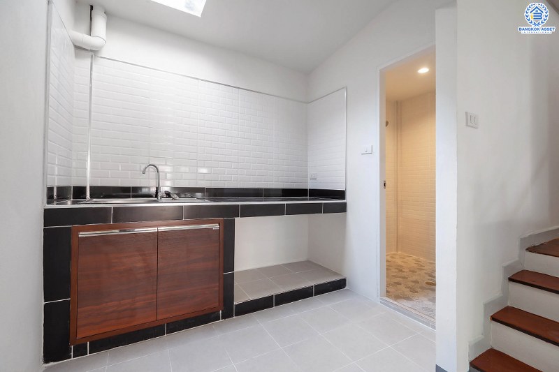 บ้านมือสองตกแต่งใหม่ ห้องมุม! ม.พิมานนิเวศน์ ติวานนท์-สามัคคี พร้อมอยู่ เนื้อที่ 16 ตร.ว. ฟังก์ชั่น 2 ห้องนอนใหญ่ 2 ห้องน้ำ ครบครันทั้งครัวเคาน์เตอร์ และที่จอดรถ บนทำเลโซนเมือง เชื่อมต่อหลายเส้นทาง รองรับทุกไลฟ์สไตล์ ใกล้ทางด่วนงามวงศ์วาน และสถานที่ราชการหลายแห่ง ราคาสุดคุ้ม!...