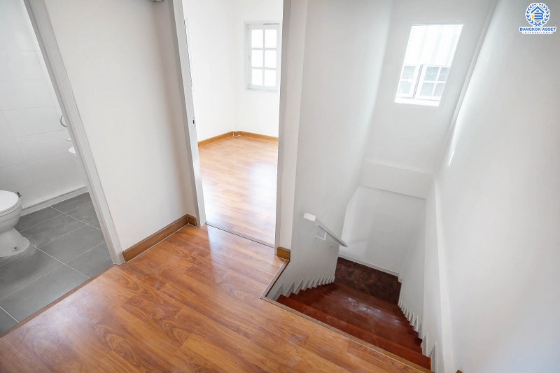 บ้านมือสองตกแต่งใหม่ ห้องมุม! ม.พิมานนิเวศน์ ติวานนท์-สามัคคี พร้อมอยู่ เนื้อที่ 16 ตร.ว. ฟังก์ชั่น 2 ห้องนอนใหญ่ 2 ห้องน้ำ ครบครันทั้งครัวเคาน์เตอร์ และที่จอดรถ บนทำเลโซนเมือง เชื่อมต่อหลายเส้นทาง รองรับทุกไลฟ์สไตล์ ใกล้ทางด่วนงามวงศ์วาน และสถานที่ราชการหลายแห่ง ราคาสุดคุ้ม!...