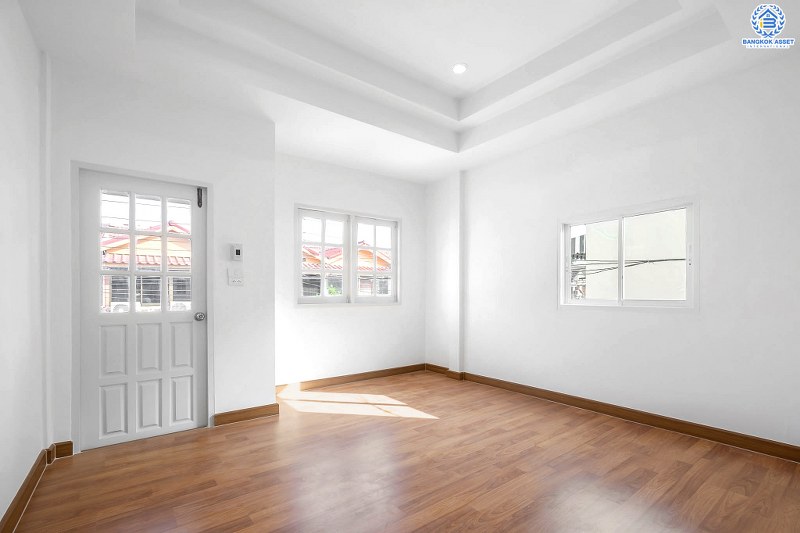 บ้านมือสองตกแต่งใหม่ ห้องมุม! ม.พิมานนิเวศน์ ติวานนท์-สามัคคี พร้อมอยู่ เนื้อที่ 16 ตร.ว. ฟังก์ชั่น 2 ห้องนอนใหญ่ 2 ห้องน้ำ ครบครันทั้งครัวเคาน์เตอร์ และที่จอดรถ บนทำเลโซนเมือง เชื่อมต่อหลายเส้นทาง รองรับทุกไลฟ์สไตล์ ใกล้ทางด่วนงามวงศ์วาน และสถานที่ราชการหลายแห่ง ราคาสุดคุ้ม!...