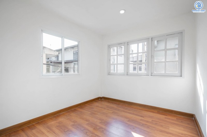 บ้านมือสองตกแต่งใหม่ ห้องมุม! ม.พิมานนิเวศน์ ติวานนท์-สามัคคี พร้อมอยู่ เนื้อที่ 16 ตร.ว. ฟังก์ชั่น 2 ห้องนอนใหญ่ 2 ห้องน้ำ ครบครันทั้งครัวเคาน์เตอร์ และที่จอดรถ บนทำเลโซนเมือง เชื่อมต่อหลายเส้นทาง รองรับทุกไลฟ์สไตล์ ใกล้ทางด่วนงามวงศ์วาน และสถานที่ราชการหลายแห่ง ราคาสุดคุ้ม!...