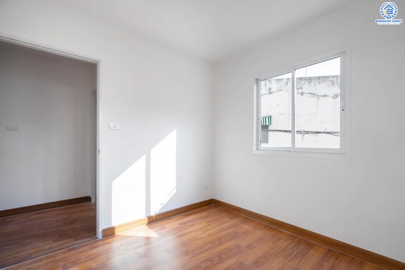 บ้านมือสองตกแต่งใหม่ ห้องมุม! ม.พิมานนิเวศน์ ติวานนท์-สามัคคี พร้อมอยู่ เนื้อที่ 16 ตร.ว. ฟังก์ชั่น 2 ห้องนอนใหญ่ 2 ห้องน้ำ ครบครันทั้งครัวเคาน์เตอร์ และที่จอดรถ บนทำเลโซนเมือง เชื่อมต่อหลายเส้นทาง รองรับทุกไลฟ์สไตล์ ใกล้ทางด่วนงามวงศ์วาน และสถานที่ราชการหลายแห่ง ราคาสุดคุ้ม!...