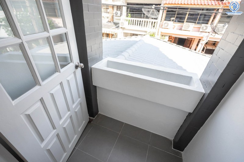 บ้านมือสองตกแต่งใหม่ ห้องมุม! ม.พิมานนิเวศน์ ติวานนท์-สามัคคี พร้อมอยู่ เนื้อที่ 16 ตร.ว. ฟังก์ชั่น 2 ห้องนอนใหญ่ 2 ห้องน้ำ ครบครันทั้งครัวเคาน์เตอร์ และที่จอดรถ บนทำเลโซนเมือง เชื่อมต่อหลายเส้นทาง รองรับทุกไลฟ์สไตล์ ใกล้ทางด่วนงามวงศ์วาน และสถานที่ราชการหลายแห่ง ราคาสุดคุ้ม!...