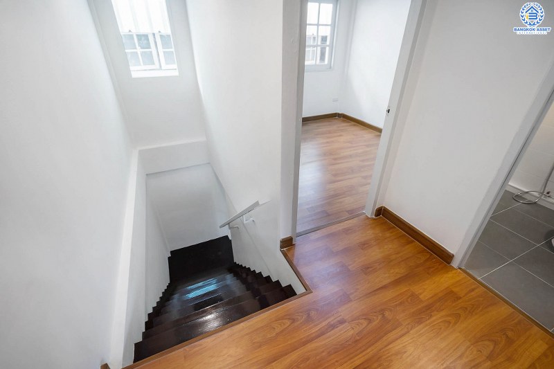 บ้านมือสองตกแต่งใหม่ ทำเลโซนเมือง! ม.พิมานนิเวศน์ สุดคุ้ม! พร้อมอยู่ เนื้อที่ 16 ตร.ว. ฟังก์ชั่น 2 ห้องนอนใหญ่ 2 ห้องน้ำ ครบครันทั้งครัวเคาน์เตอร์ และที่จอดรถ บนทำเลที่เชื่อมต่อหลายเส้นทาง ใกล้ทางด่วนงามวงศ์วาน และสถานที่ราชการหลายแห่ง ราคาพิเศษสุด!