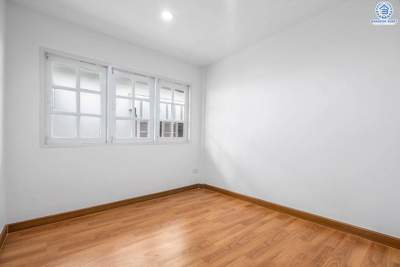 บ้านมือสองตกแต่งใหม่ ทำเลโซนเมือง! ม.พิมานนิเวศน์ สุดคุ้ม! พร้อมอยู่ เนื้อที่ 16 ตร.ว. ฟังก์ชั่น 2 ห้องนอนใหญ่ 2 ห้องน้ำ ครบครันทั้งครัวเคาน์เตอร์ และที่จอดรถ บนทำเลที่เชื่อมต่อหลายเส้นทาง ใกล้ทางด่วนงามวงศ์วาน และสถานที่ราชการหลายแห่ง ราคาพิเศษสุด!