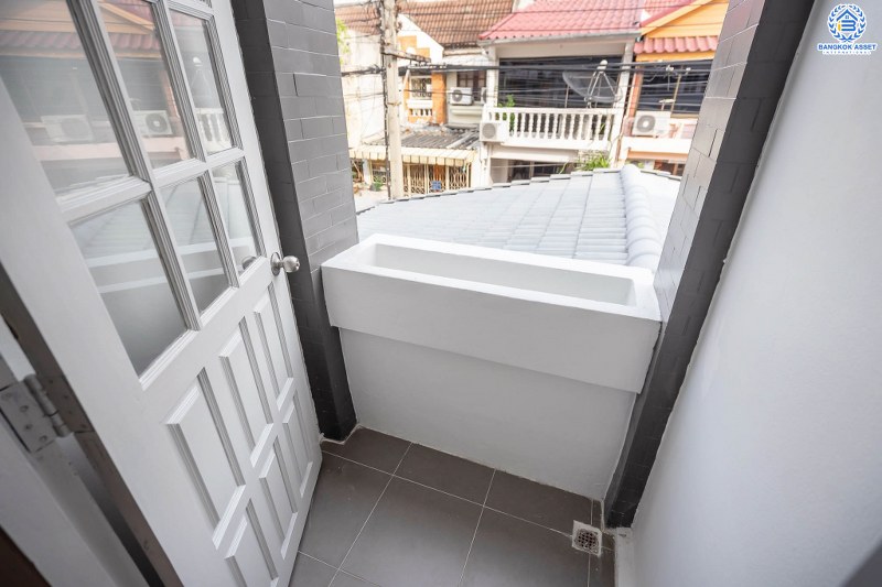 บ้านมือสองตกแต่งใหม่ ทำเลโซนเมือง! ม.พิมานนิเวศน์ สุดคุ้ม! พร้อมอยู่ เนื้อที่ 16 ตร.ว. ฟังก์ชั่น 2 ห้องนอนใหญ่ 2 ห้องน้ำ ครบครันทั้งครัวเคาน์เตอร์ และที่จอดรถ บนทำเลที่เชื่อมต่อหลายเส้นทาง ใกล้ทางด่วนงามวงศ์วาน และสถานที่ราชการหลายแห่ง ราคาพิเศษสุด!