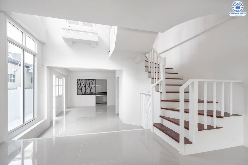 บ้านมือสองตกแต่งใหม่ ห้องมุม! ม.นันทนาการ์เด้นท์ ราชพฤกษ์-ท่าอิฐ จากพร็อพเพอร์ตี้ เพอร์เฟค เนื้อที่กว้าง 29.2 ตร.ว. ฟังก์ชั่นห้องนอนใหญ่ 2 ห้องนอน 2 ห้องน้ำ พร้อมครัวเคาน์เตอร์ และที่จอดรถ บนทำเลเดินทางสะดวก ห่างจากถนนราชพฤกษ์เพียง 500 เมตร ใกล้รถไฟฟ้าสถานีบางรักน้อยท่าอิฐ