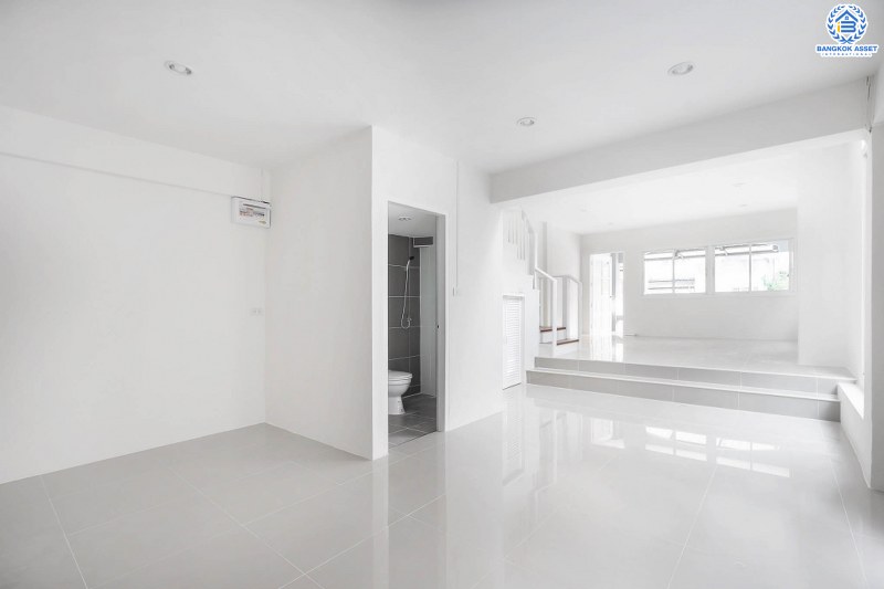 บ้านมือสองตกแต่งใหม่ ห้องมุม! ม.นันทนาการ์เด้นท์ ราชพฤกษ์-ท่าอิฐ จากพร็อพเพอร์ตี้ เพอร์เฟค เนื้อที่กว้าง 29.2 ตร.ว. ฟังก์ชั่นห้องนอนใหญ่ 2 ห้องนอน 2 ห้องน้ำ พร้อมครัวเคาน์เตอร์ และที่จอดรถ บนทำเลเดินทางสะดวก ห่างจากถนนราชพฤกษ์เพียง 500 เมตร ใกล้รถไฟฟ้าสถานีบางรักน้อยท่าอิฐ