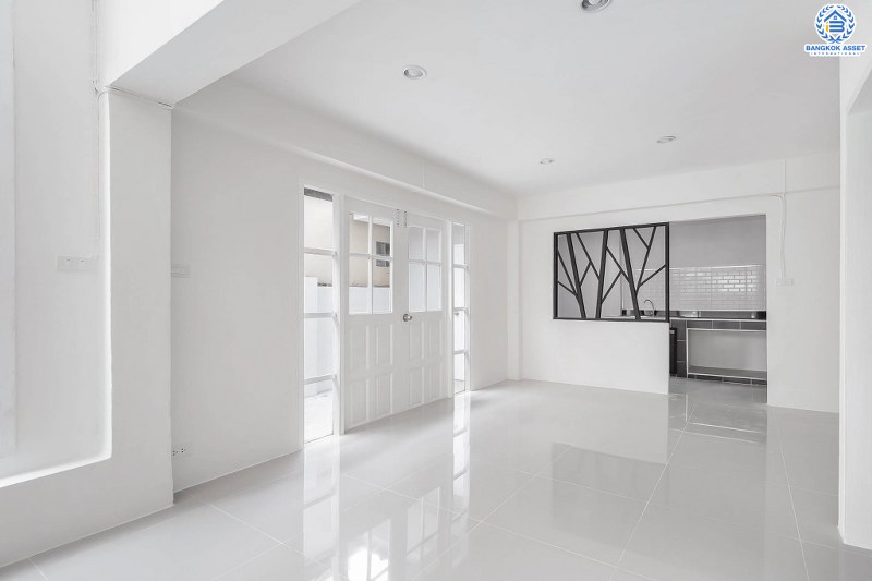 บ้านมือสองตกแต่งใหม่ ห้องมุม! ม.นันทนาการ์เด้นท์ ราชพฤกษ์-ท่าอิฐ จากพร็อพเพอร์ตี้ เพอร์เฟค เนื้อที่กว้าง 29.2 ตร.ว. ฟังก์ชั่นห้องนอนใหญ่ 2 ห้องนอน 2 ห้องน้ำ พร้อมครัวเคาน์เตอร์ และที่จอดรถ บนทำเลเดินทางสะดวก ห่างจากถนนราชพฤกษ์เพียง 500 เมตร ใกล้รถไฟฟ้าสถานีบางรักน้อยท่าอิฐ